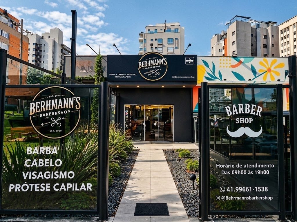 Fachada da Behrmann’s na Rua Teixeira Coelho, com os serviços e o horário na vitrine