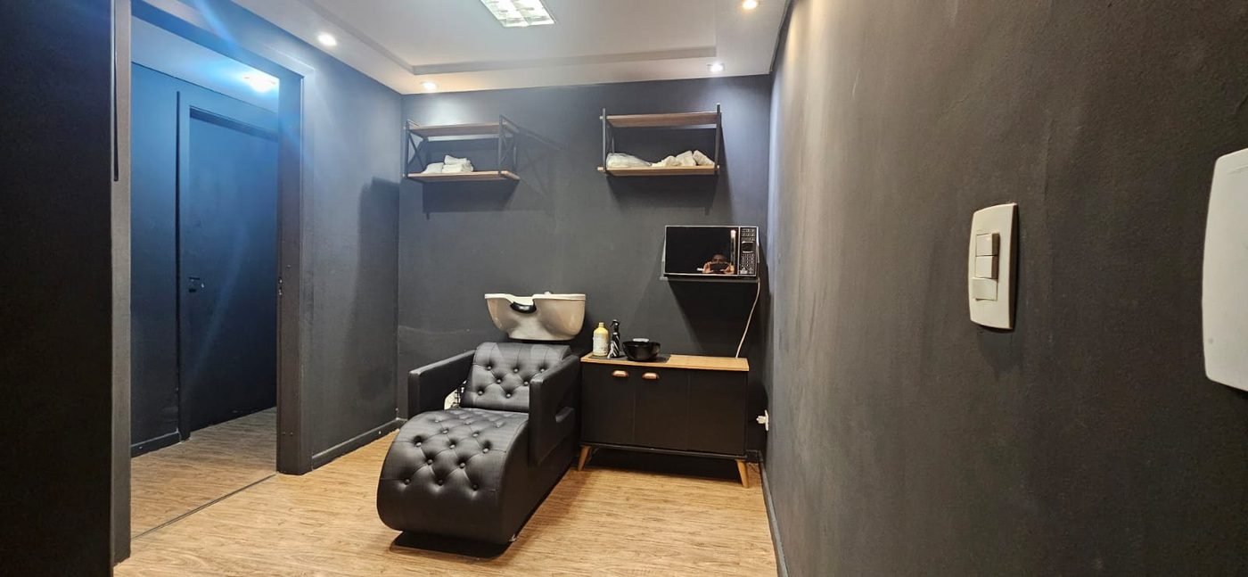 Sala reservada para lavagem e cuidados capilares