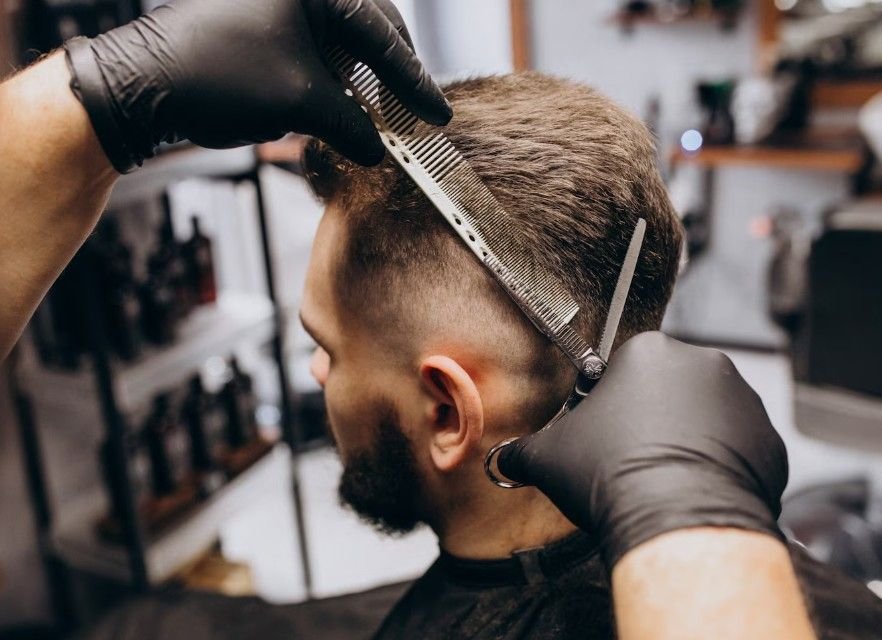 Corte masculino sendo executado com tesoura e pente